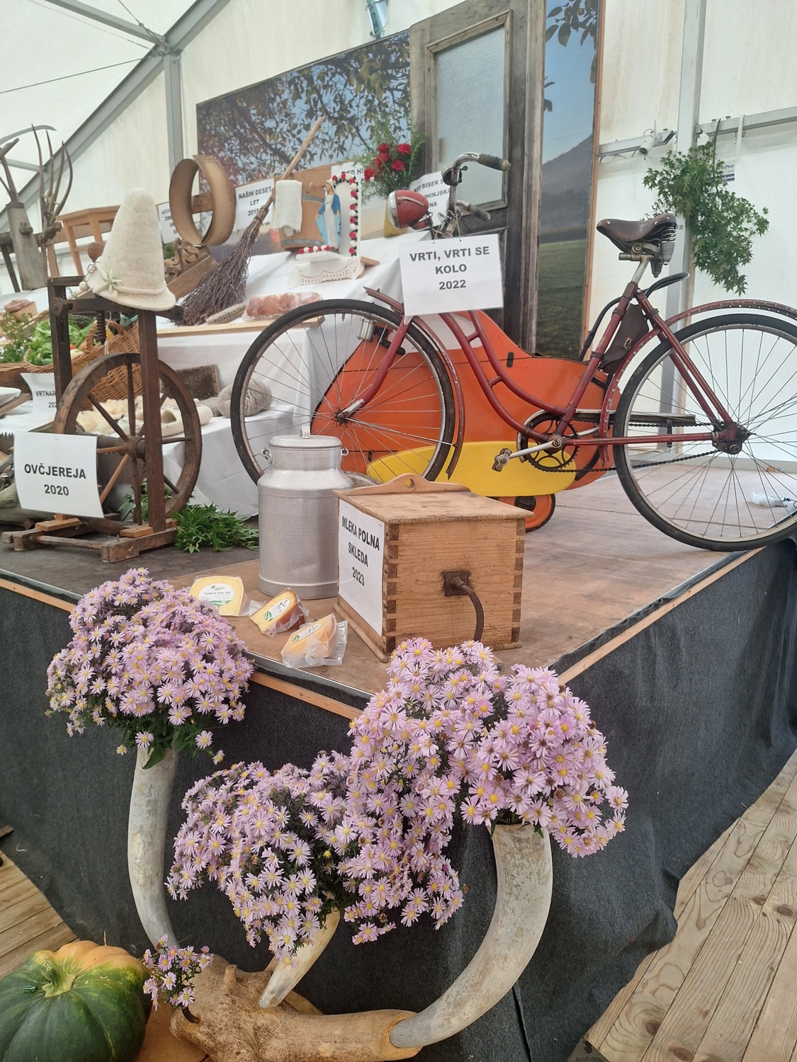 Tuhinjska dolina spet polna cvetja iz krep papirja (8)